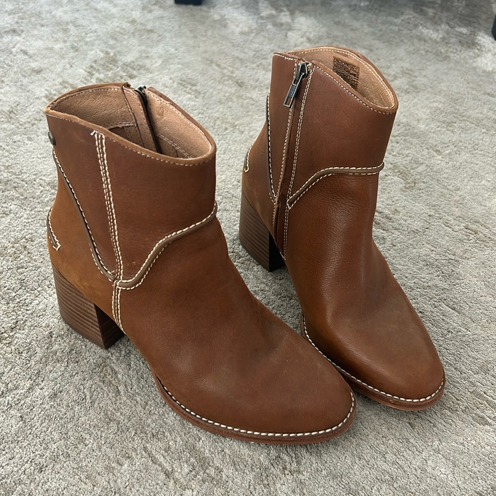 UGG Annie Leather Booties size 7.5